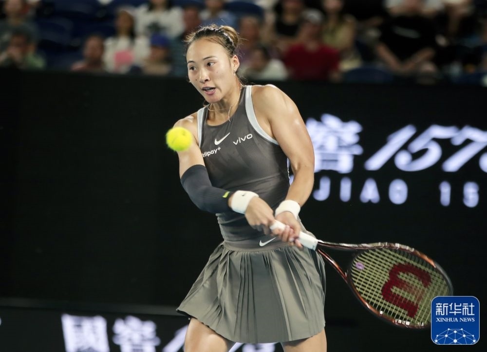 ↑鄭欽文在比賽中回球。新華社記者 馬平 攝