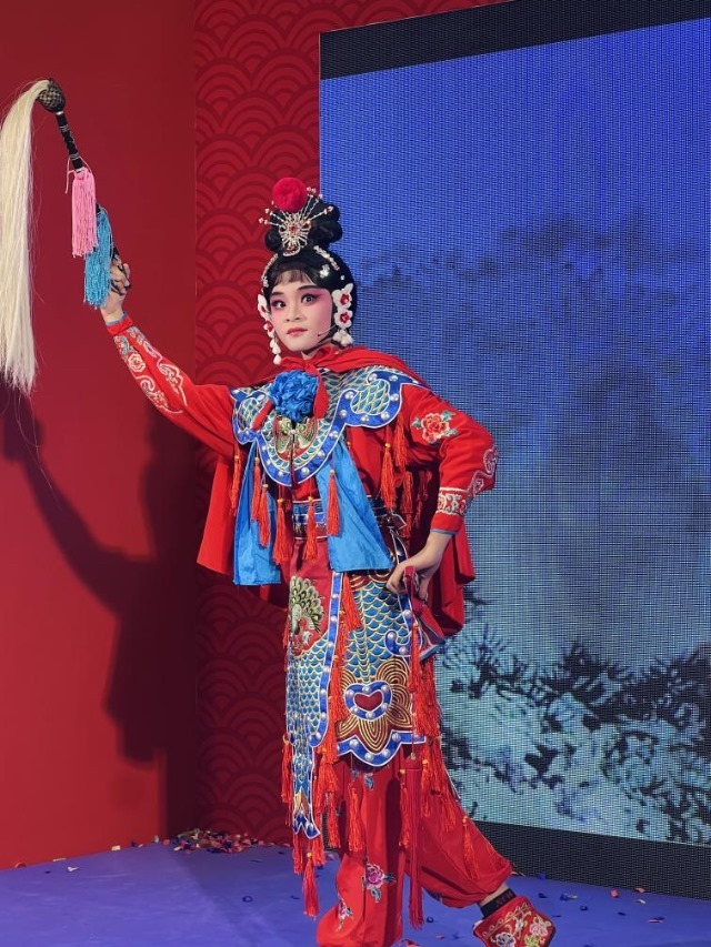 來自中國和新加坡的藝術(shù)團(tuán)體聯(lián)袂表演了歌舞、器樂、武術(shù)、雜技等多種形式的文藝節(jié)目?；顒又鬓k方供圖