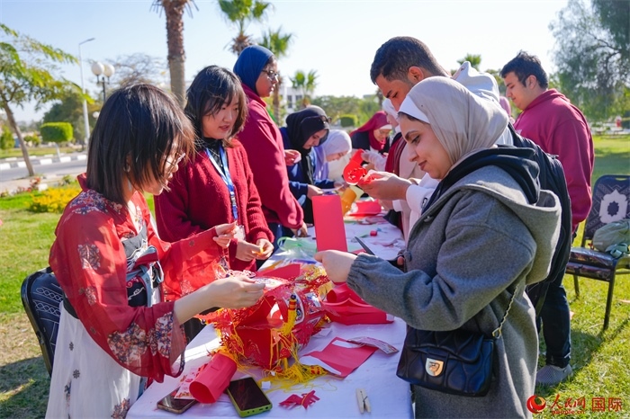 學(xué)生們踴躍參與中國(guó)文化體驗(yàn)活動(dòng)。人民網(wǎng) 塔里克·易卜拉欣攝