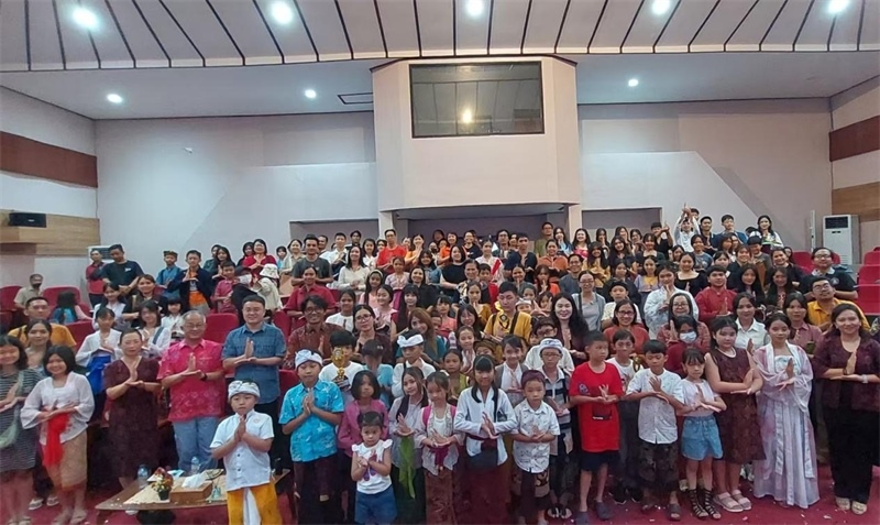 出席活動的師生與嘉賓合影。巴陵康孔子學(xué)院供圖