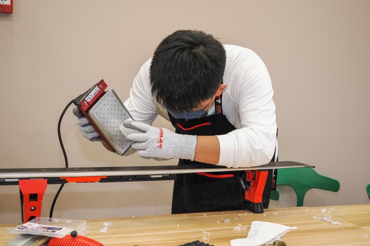 米嘉軒正在給雪板打蠟。受訪者供圖