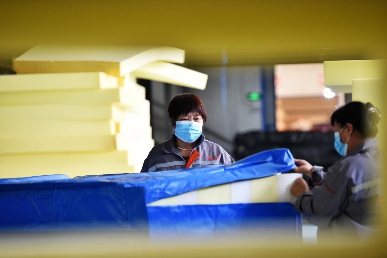 定州市某公司生產(chǎn)的短道速滑防護(hù)墊、速度滑冰防護(hù)墊、雪上防護(hù)墊等產(chǎn)品。白永民攝