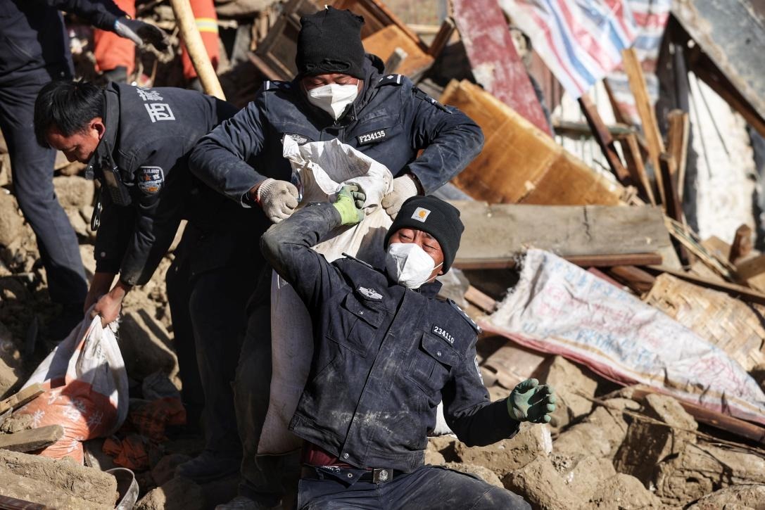 1月9日，定日縣長所鄉(xiāng)古榮村，日喀則市公安局民警協(xié)助受災(zāi)群眾清理廢墟。 環(huán)球時(shí)報(bào)記者 崔萌攝