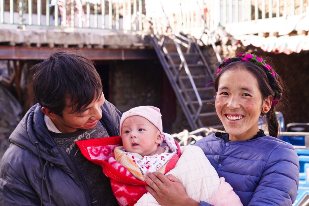1月11日，在西藏日喀則市人民醫(yī)院，受災(zāi)群眾抱著自己在地震中受傷的孩子康復(fù)出院。人民日報(bào)記者徐馭堯攝