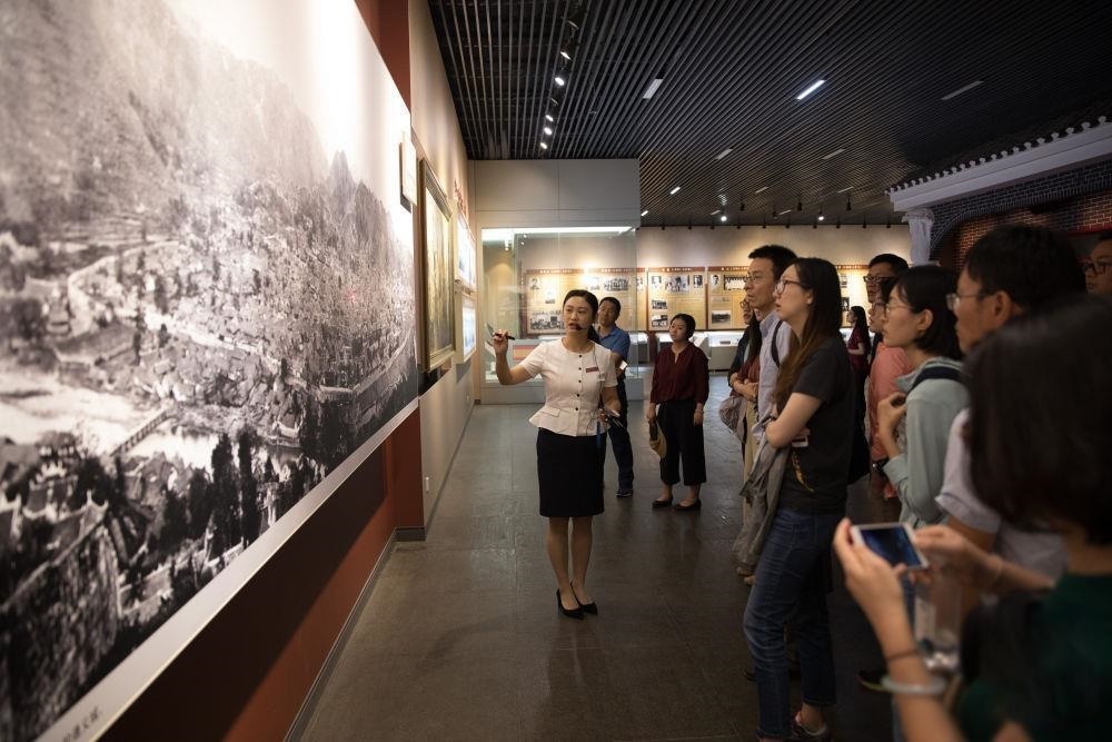 △參觀(guān)者在遵義會(huì)議紀(jì)念館聽(tīng)取介紹。