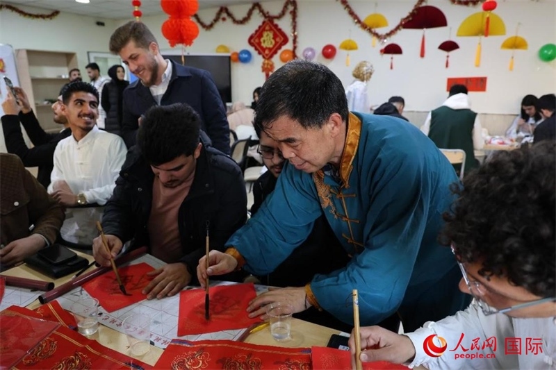 寫福字。人民網(wǎng)伊納斯·易卜拉欣攝