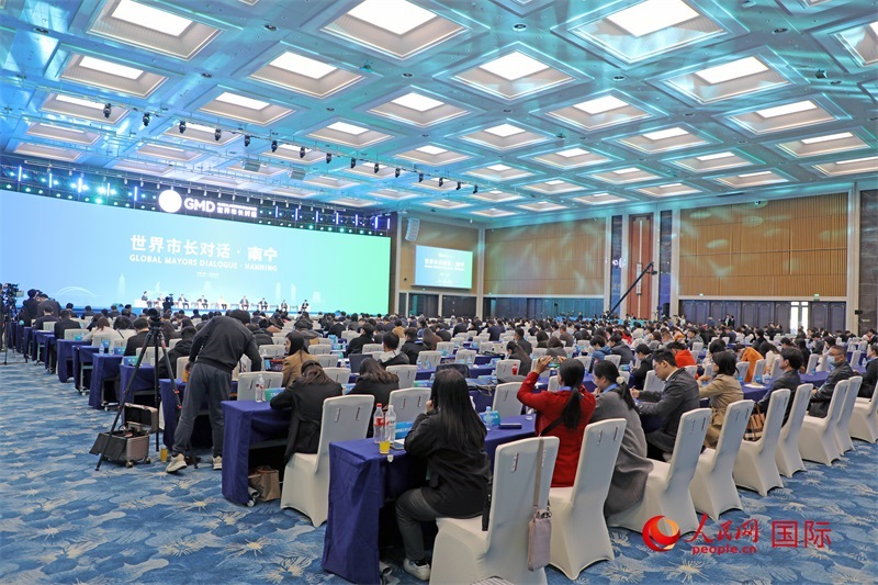 這是1月16日在南寧國際會展中心拍攝的“世界市長對話·南寧”活動現(xiàn)場。人民網(wǎng)記者 趙益普攝