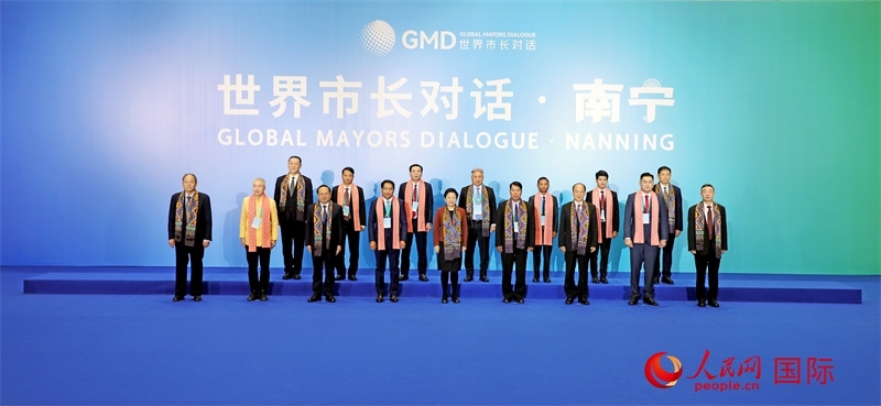 在南寧國際會展中心金桂花廳外，參加活動的中國和東盟國家市長合影留念。人民網(wǎng)記者 趙益普攝