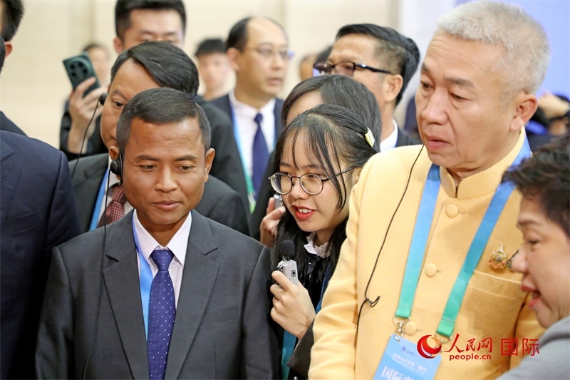 東盟國家市長在觀看、體驗?zāi)蠈幏沁z展示。人民網(wǎng)記者 趙益普攝