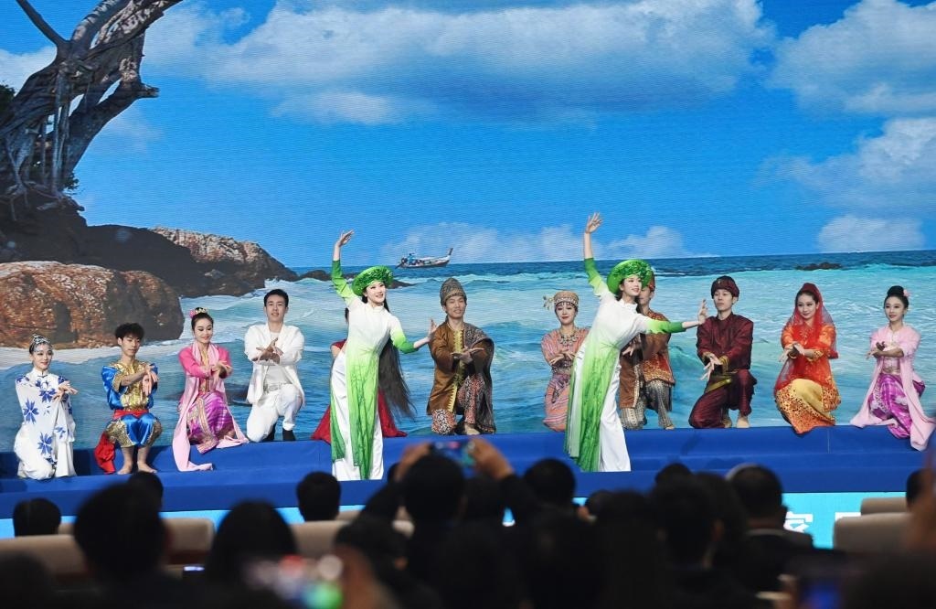 這是1月16日，在南寧國(guó)際會(huì)展中心，演員在“世界市長(zhǎng)對(duì)話·南寧”活動(dòng)間隙表演節(jié)目。新華社記者 陸波岸 攝