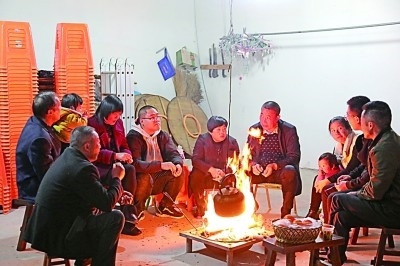 為討論蜜梨產(chǎn)業(yè)發(fā)展事宜，鸕鳥鎮(zhèn)開展“圍爐夜話”。資料圖片