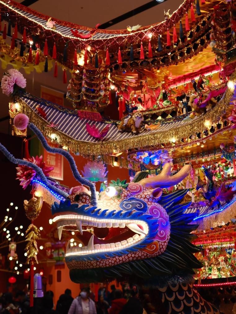 圖為“過年——春節(jié)主題展”中展出的浙江樂清首飾龍燈彩。