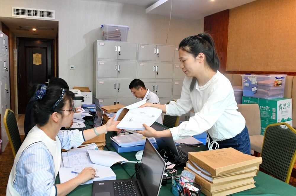 福州市委巡察機(jī)構(gòu)對(duì)全市法院系統(tǒng)開(kāi)展提級(jí)聯(lián)動(dòng)交叉巡察。在永泰縣駐地，巡察組工作人員查看財(cái)務(wù)憑證（2024年5月21日攝）。新華社記者 林善傳 攝