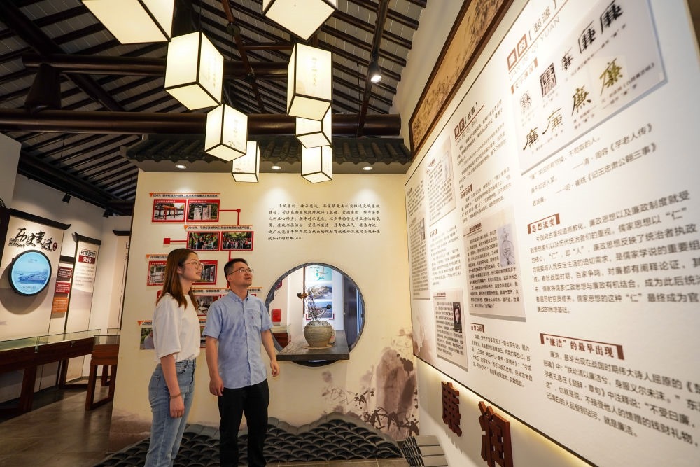 參觀者在蘇州市吳江區(qū)平望鎮(zhèn)廉潔教育基地鶯湖廉園內(nèi)參觀（2024年7月4日攝）。新華社記者 李博 攝