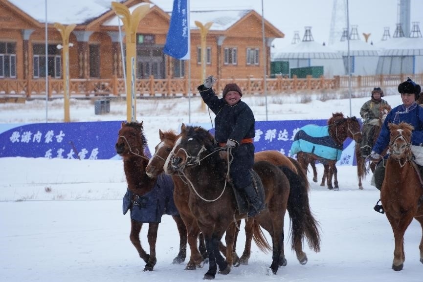 呼倫貝爾冰雪那達(dá)慕。人民網(wǎng)記者 趙夢(mèng)月攝