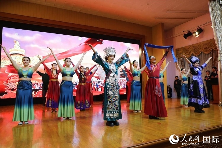 留俄學(xué)生進(jìn)行民族舞表演。人民網(wǎng)記者 隋鑫攝