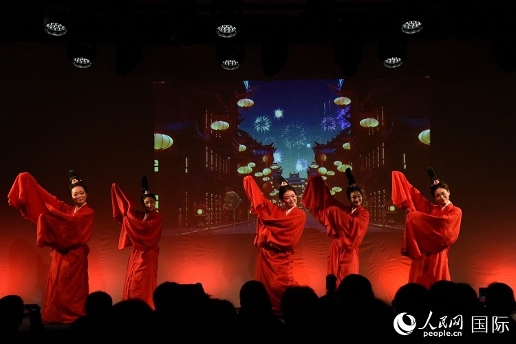 舞蹈《金蛇狂舞》。人民網(wǎng)記者 殷淼攝