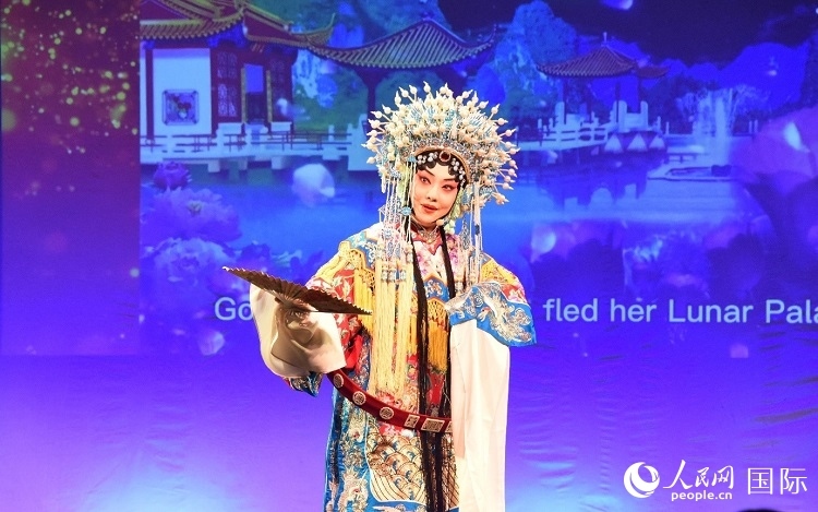 京劇經(jīng)典選段《貴妃醉酒》。人民網(wǎng)記者 殷淼攝