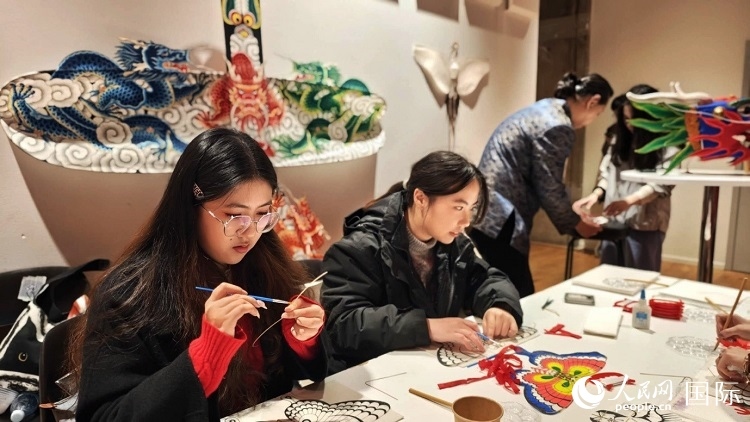 體驗非遺文化“制作小風(fēng)箏”。人民網(wǎng)記者 殷淼攝