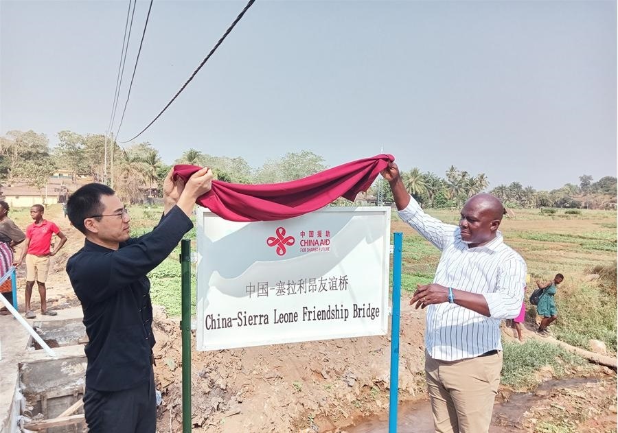 中國(guó)駐塞拉利昂大使王擎（左）和博城市市長(zhǎng)穆薩（右）為中國(guó)—塞拉利昂友誼橋揭牌。中國(guó)援塞農(nóng)業(yè)專家組供圖