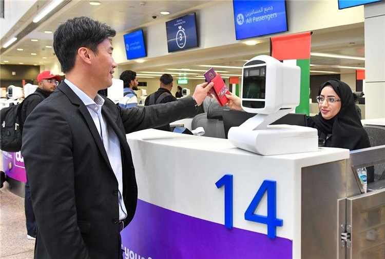 1月22日，迪拜免稅店聯(lián)合迪拜移民局向入境中國旅客贈(zèng)送新年賀禮。迪拜移民局供圖