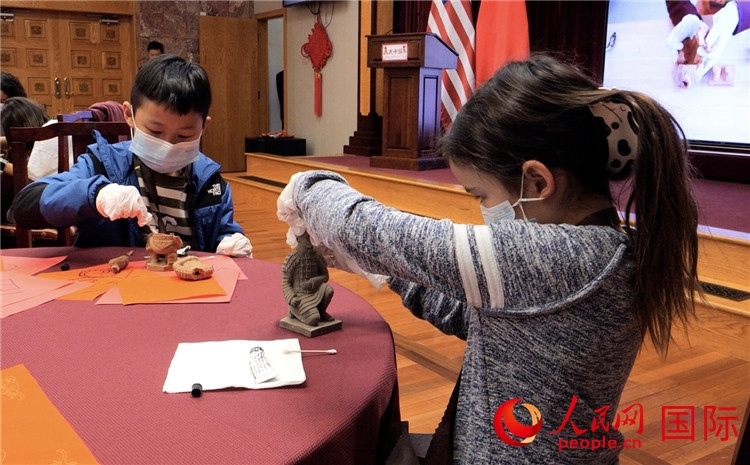 “我是文物修復師”活動環(huán)節(jié)。李鑫江攝