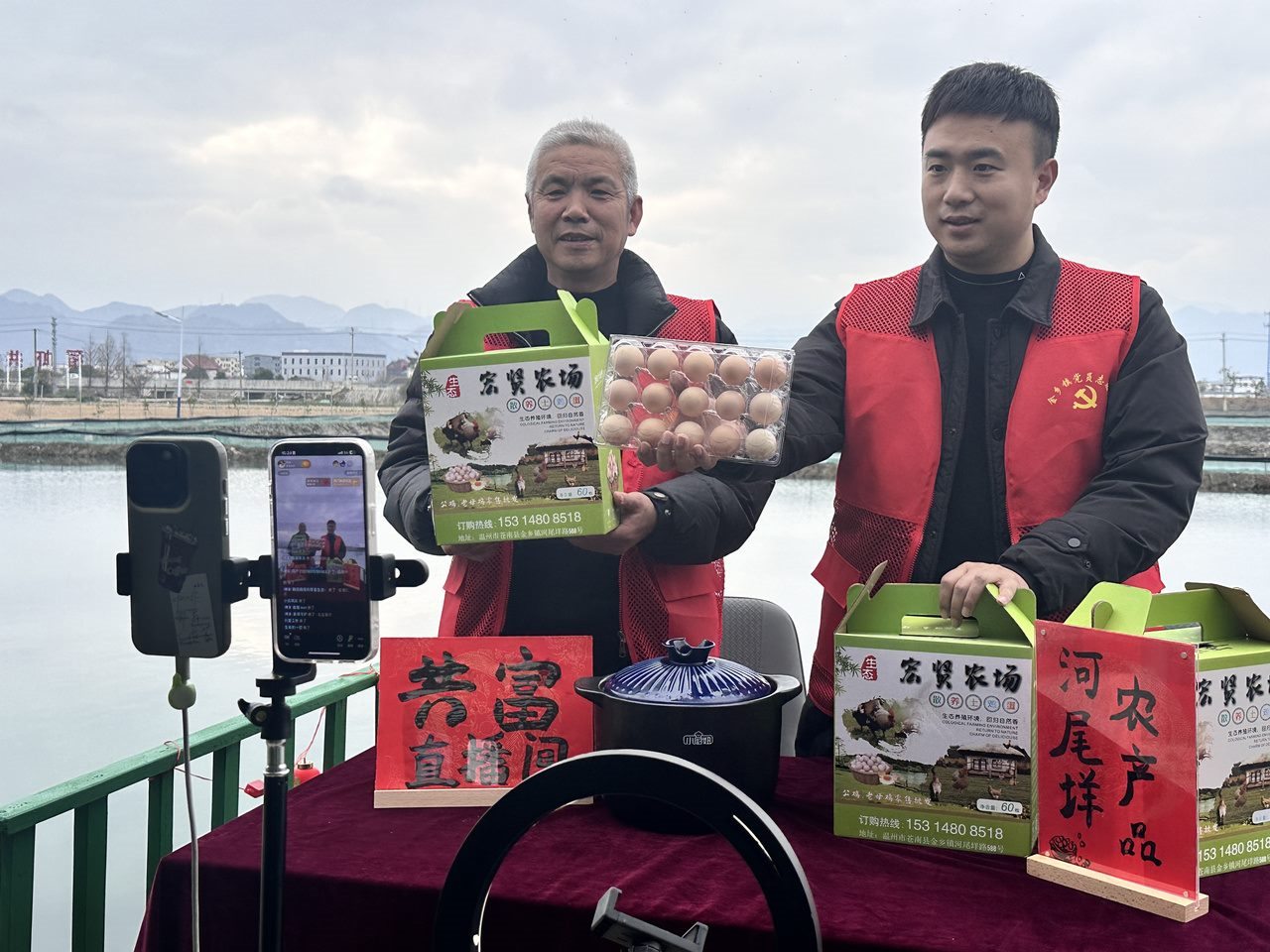 在蒼南金鄉(xiāng)鎮(zhèn)，永興、半浹連、河尾垟?shù)犬?dāng)年受災(zāi)的臨近村落，正連片建設(shè)美麗江南水鄉(xiāng)新景。圖為河尾垟村設(shè)在河邊的“共富直播間”。金鄉(xiāng)鎮(zhèn) 供圖