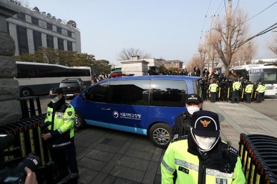 1月21日，尹錫悅乘坐的車輛進(jìn)入韓國(guó)首爾的憲法法院。新華社記者姚琪琳攝
