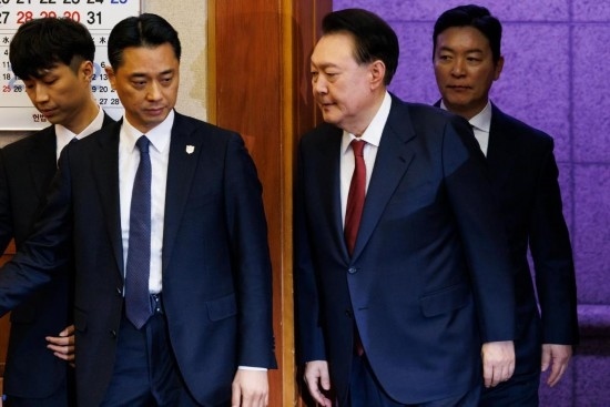  1月23日，尹錫悅（右二）在韓國(guó)首爾憲法法院出席總統(tǒng)彈劾案庭審。新華社發(fā)（Pool圖片，曹城凖攝）