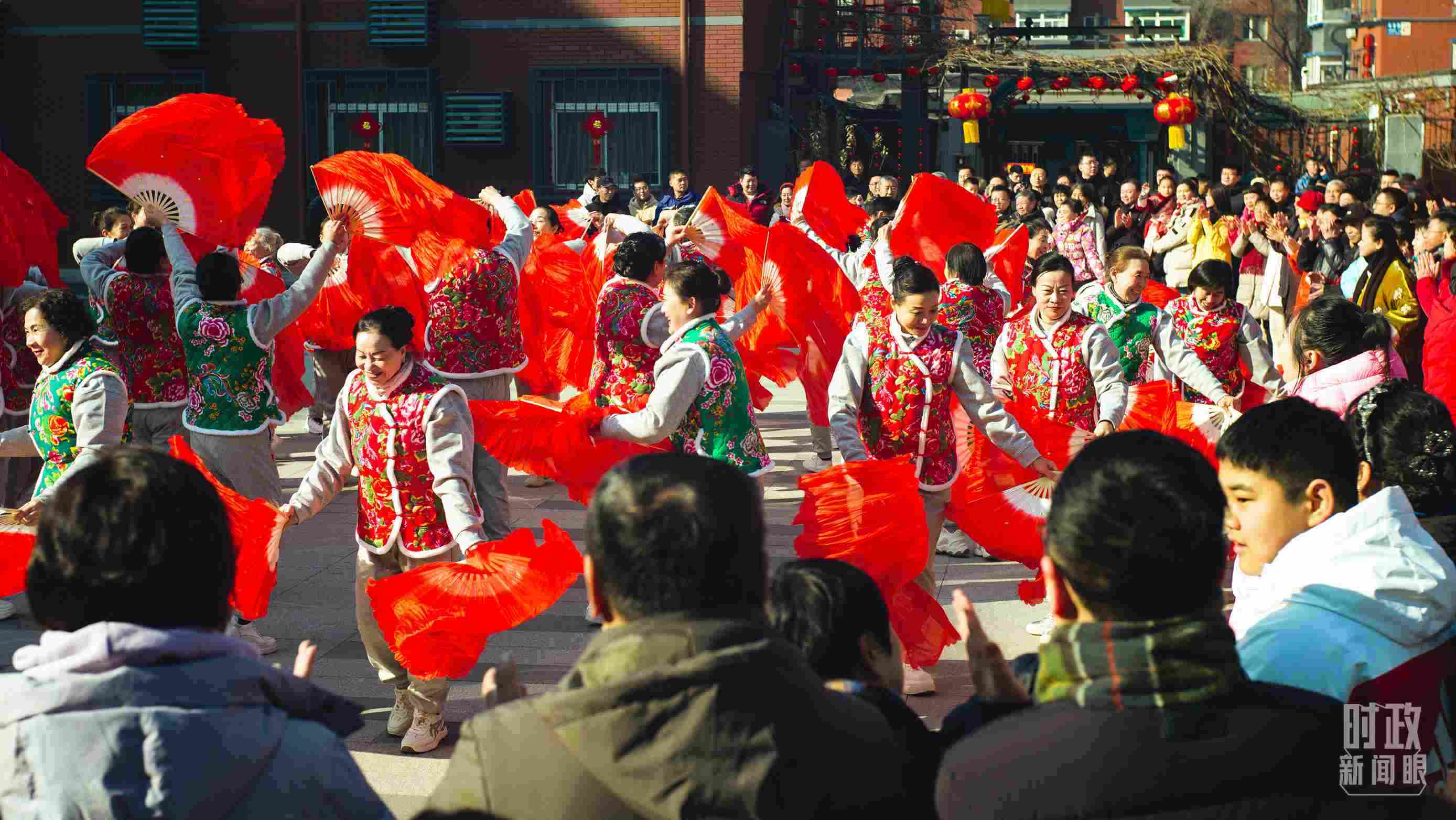 長(zhǎng)安小區(qū)文化廣場(chǎng)上，居民們扭起歡快的秧歌。（總臺(tái)央視記者彭漢明拍攝）