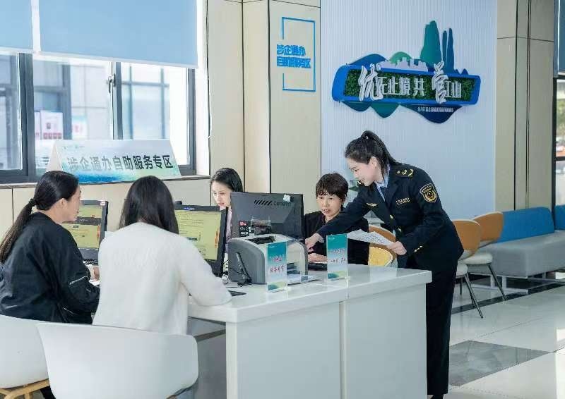 工作人員指導(dǎo)企業(yè)一次性完成信息填報(bào)。圖片來源：浙江衢州市市場(chǎng)監(jiān)督管理局