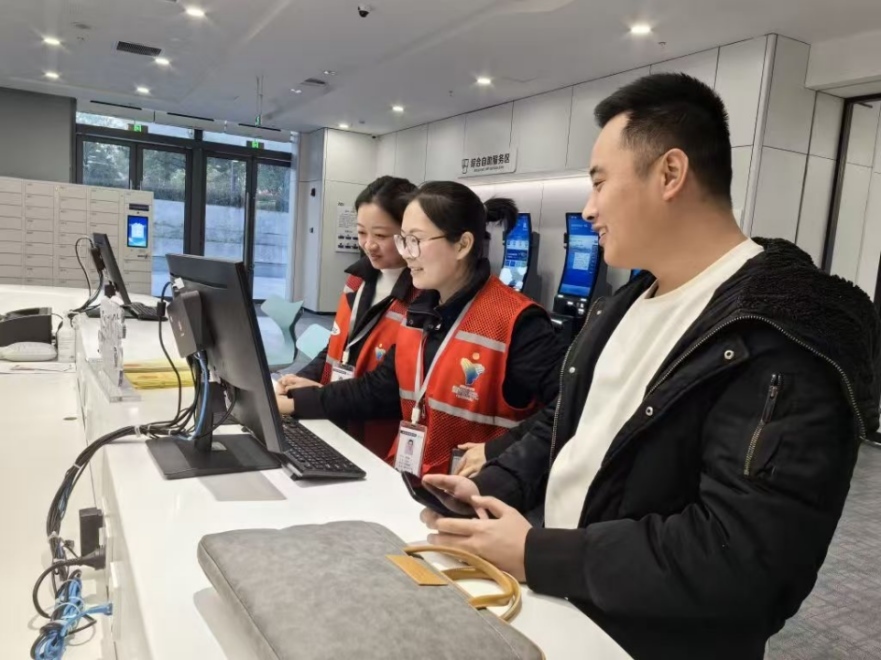 工作人員幫助企業(yè)辦理遷移申請(qǐng)網(wǎng)上填報(bào)。圖片來源：浙江衢州市市場(chǎng)監(jiān)督管理局