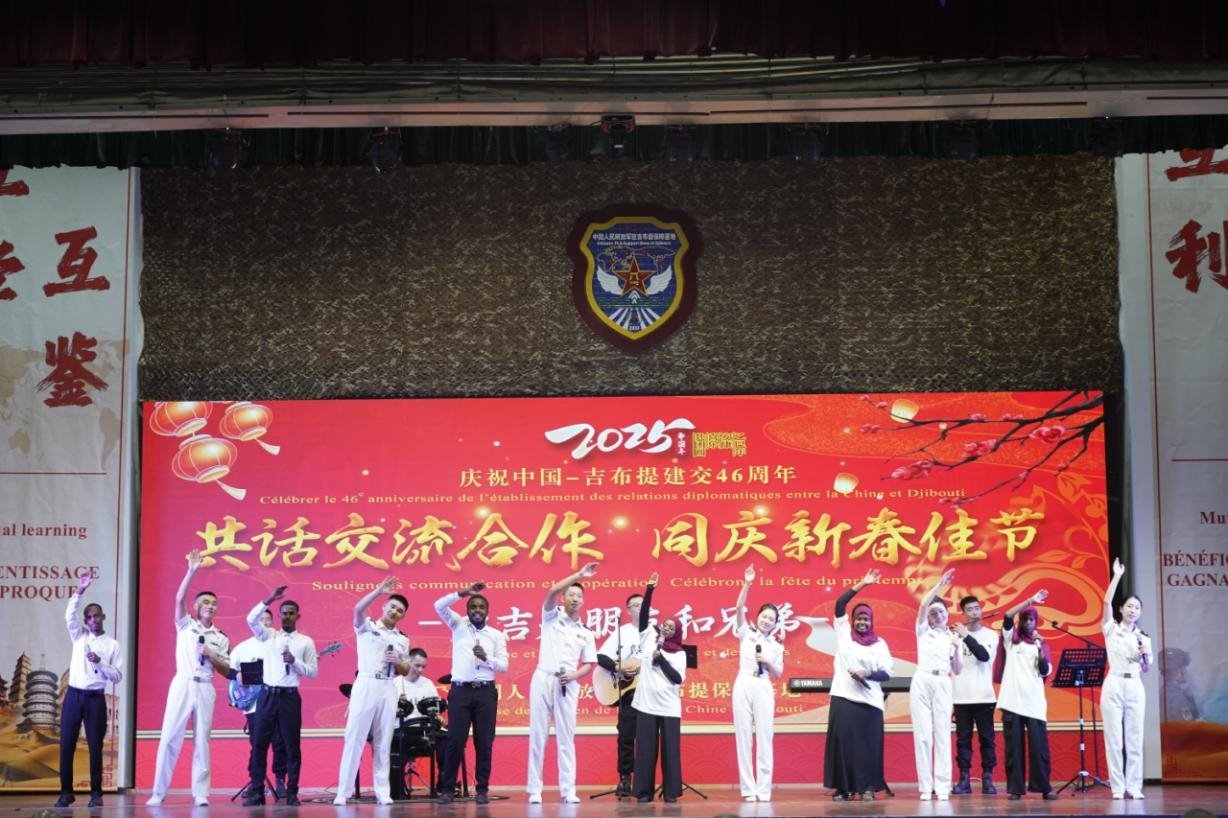 中吉兩國嘉賓合唱《友誼地久天長》。主辦方供圖