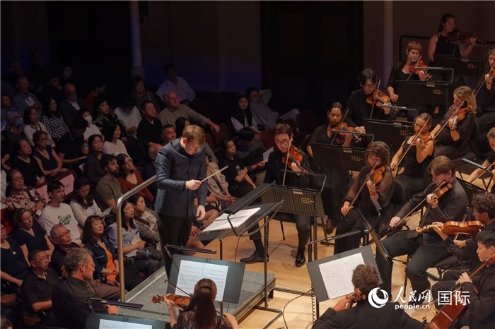 奧克蘭市政廳《空?！方豁懬莩霈F(xiàn)場。張波若攝