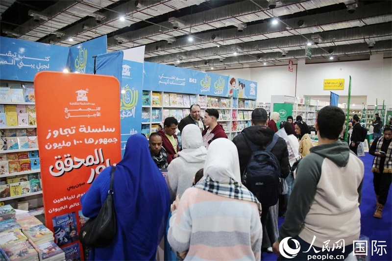 觀眾參觀書展展臺。人民網(wǎng)記者 黃培昭攝