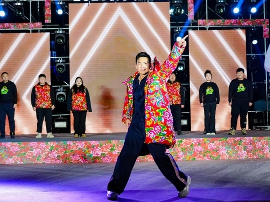 健身教練劉畊宏耐心帶領(lǐng)現(xiàn)場以及線上的朋友們進行熱身。人民網(wǎng)記者 許維娜攝