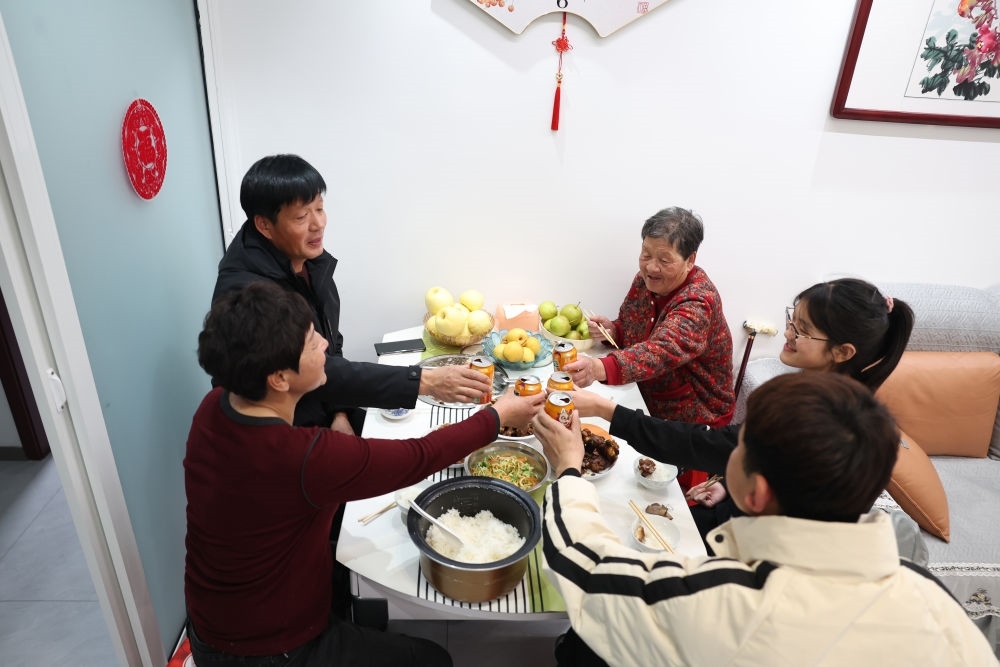 2025年1月22日，遼寧省葫蘆島市綏中縣祝家溝村村民朱西存一家在新房里。新華社記者姚劍鋒 攝