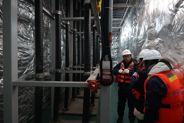 運(yùn)維人員在風(fēng)電場(chǎng)海上升壓站上進(jìn)行巡視檢查。受訪者供圖