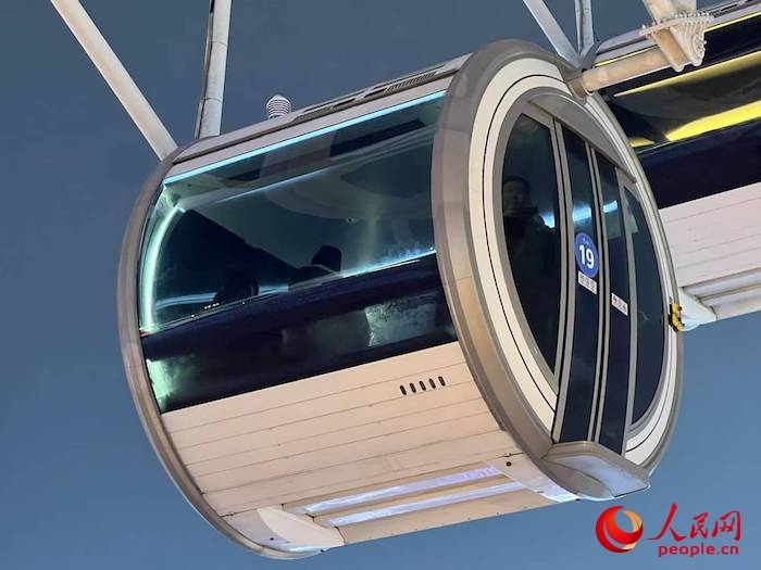 安裝了四要素微型氣象站的摩天輪轎廂。人民網(wǎng) 高清揚(yáng)攝