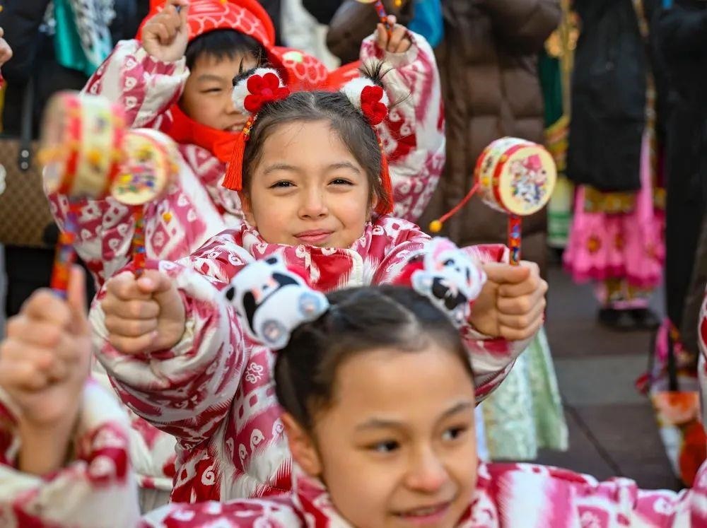 △新疆大巴扎社火迎新春，孩子們?cè)诂F(xiàn)場(chǎng)表演。