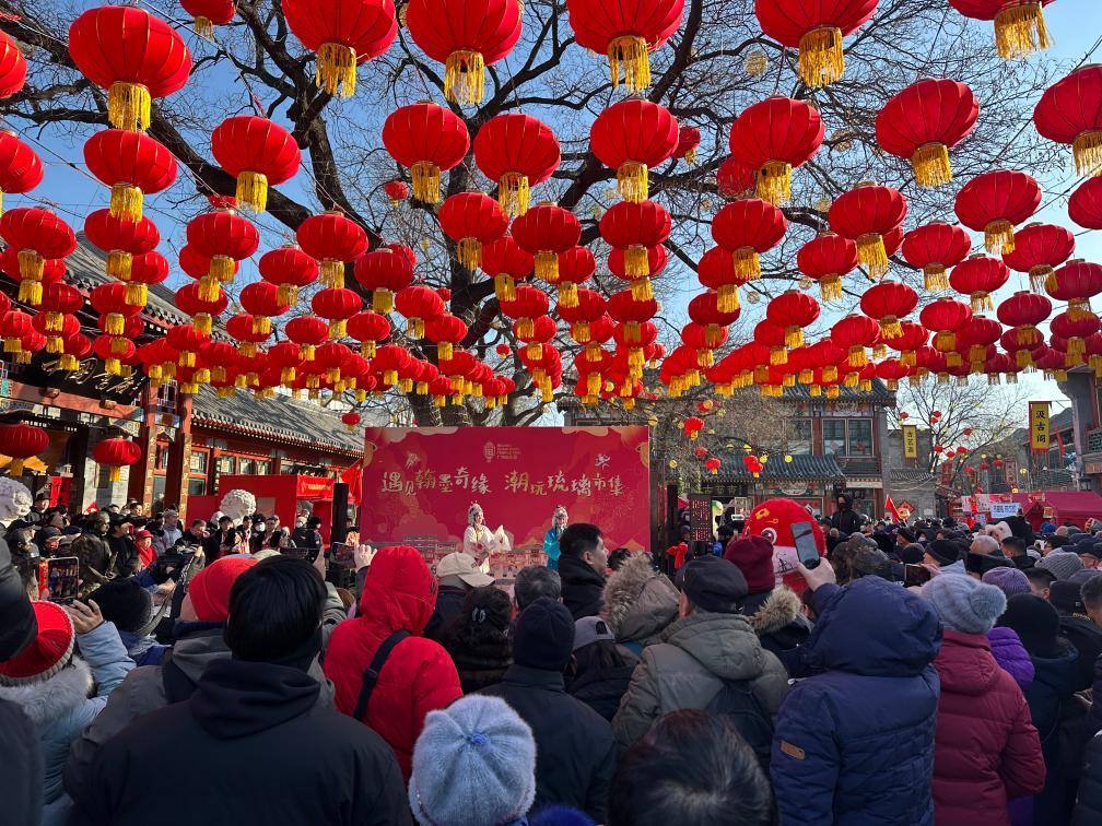 1月29日，市民游客在北京廠甸廟會(huì)感受濃濃年味。新華社記者 楊淑君 攝