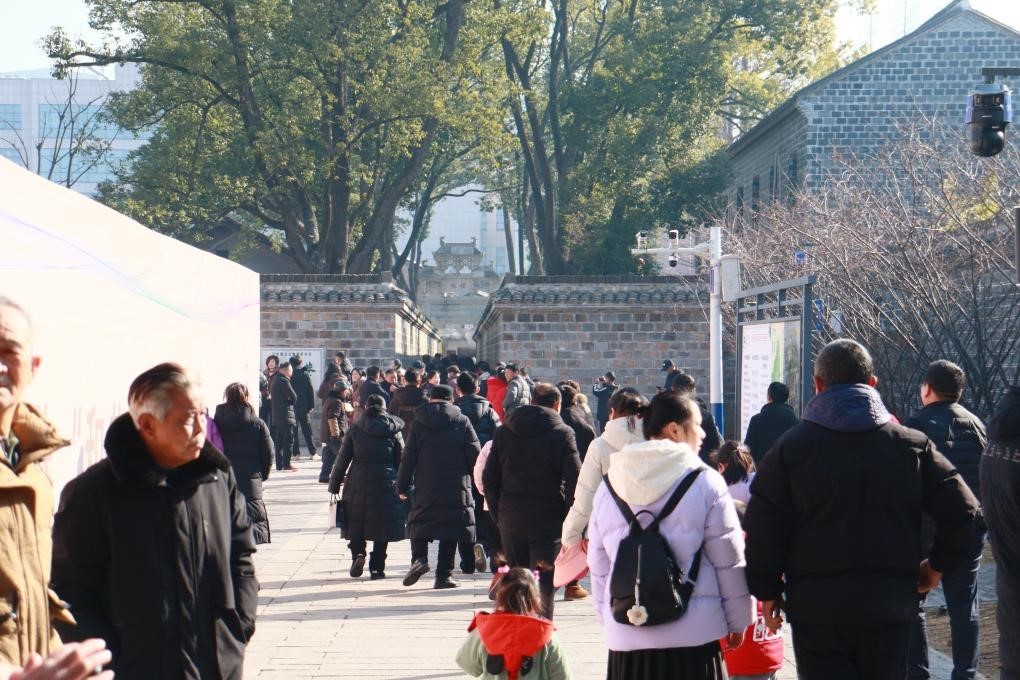 1月29日，游客在安徽省桐城市的六尺巷游覽。新華社記者 許諾 攝