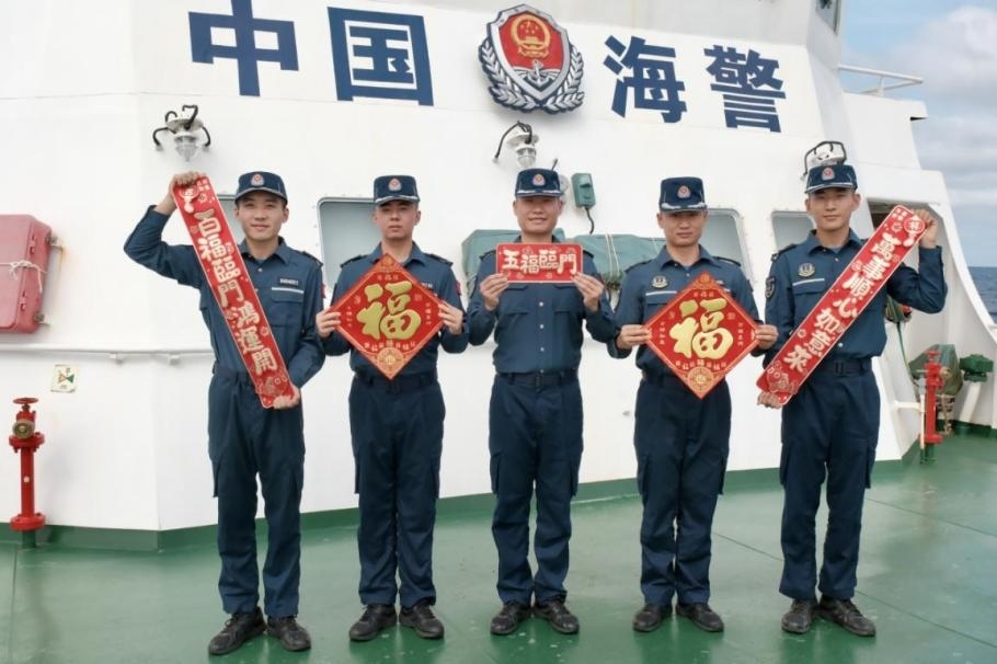 1月27日，中國(guó)海警海鷗艦執(zhí)法員們展示春聯(lián)福字，慶祝農(nóng)歷春節(jié)。