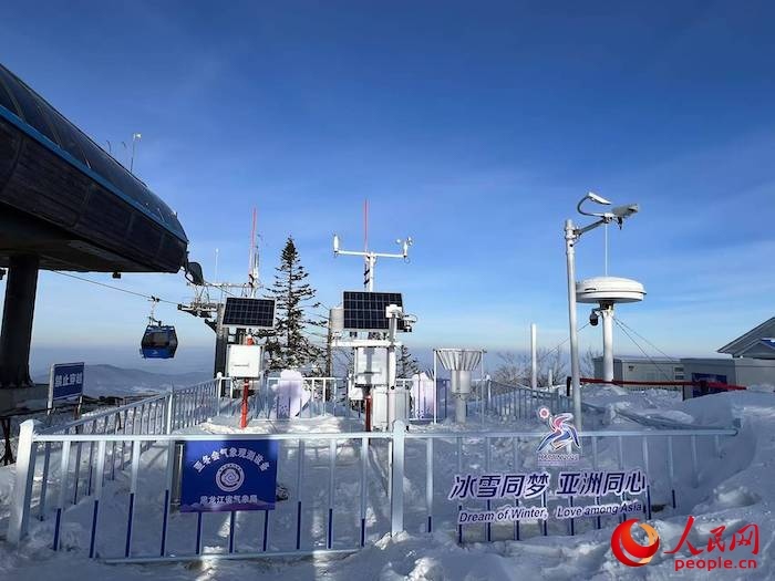 亞布力大鍋盔山頂?shù)墓潭庀蟊O(jiān)測(cè)站。人民網(wǎng) 高清揚(yáng)攝