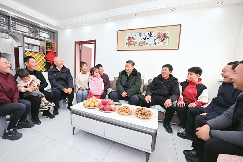2025年1月22日至24日，中共中央總書記、國(guó)家主席、中央軍委主席習(xí)近平冒著嚴(yán)寒來到遼寧，看望慰問基層干部群眾。這是22日下午，習(xí)近平在葫蘆島市綏中縣明水滿族鄉(xiāng)祝家溝村考察時(shí)，同村民王寶維一家圍坐一起拉家常。 新華社記者 謝環(huán)馳/攝