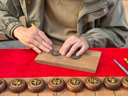 柯秋楓正在雕刻。人民網 陳葉欣攝