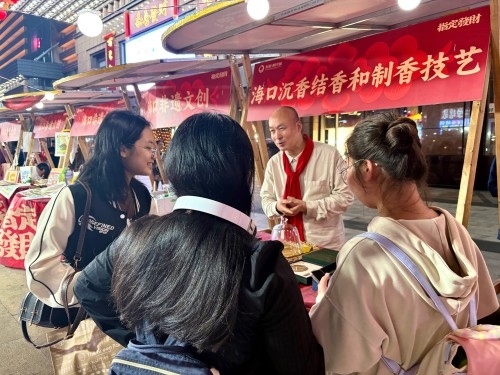 魏希望在非遺集市上介紹沉香。人民網 陳葉欣攝