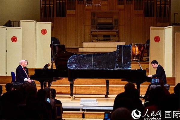 英國皇家音樂學(xué)院教授朱利安-雅格布森和旅英鋼琴家李勁峰演奏《黃河鋼琴協(xié)奏曲》。楊浩鵬攝