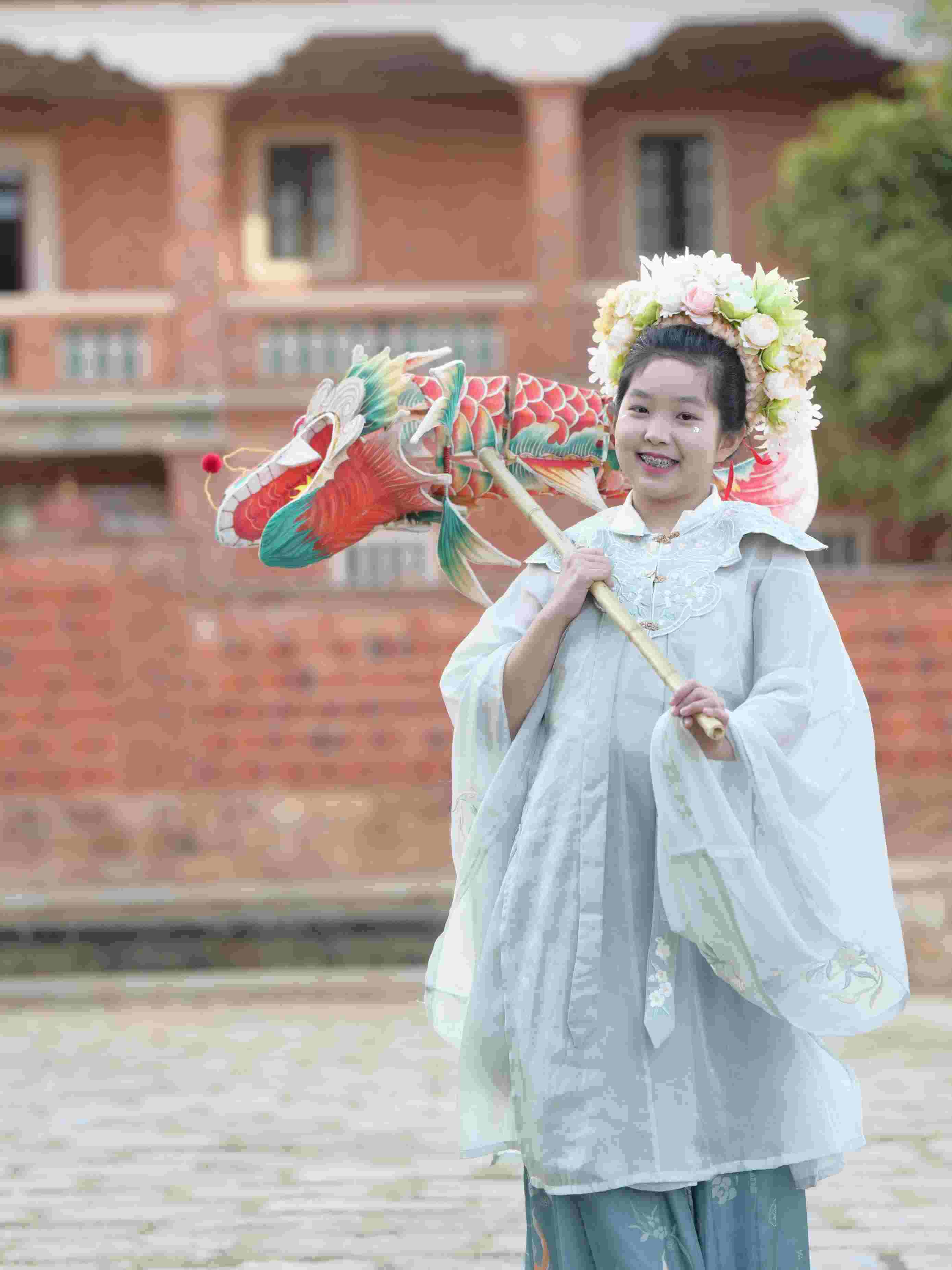 在泉州，沈女士為女兒拍下頭戴簪花的照片。受訪者供圖