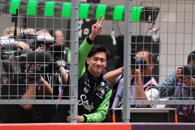 2024年4月19日，索伯車隊中國車手周冠宇（中）在練習賽前向觀眾致意。當日，F1中國大獎賽在上海開賽。中國車手周冠宇主場首秀參賽。新華社記者 夏一方攝